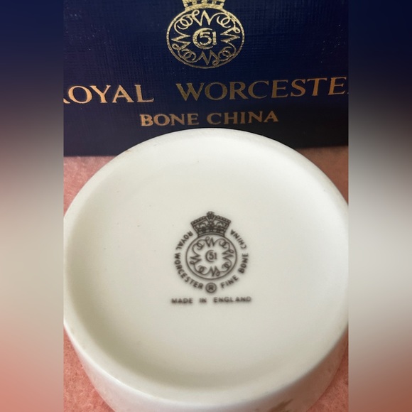 NOS Royal Worcester Bone China Trinket Box~Butterflies - Picture 3 of 5